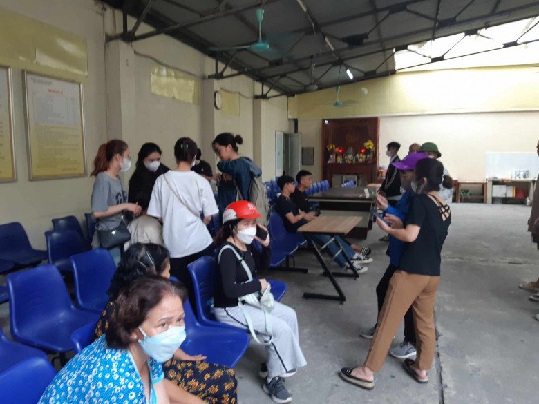 Rất đông người ở trong và ngoài nhà tang lễ đợi nhận mặt người thân