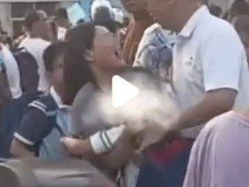 Bố mẹ ly hôn, giành giật con trai ngay trước cổng trường khiến ai cũng xót xa