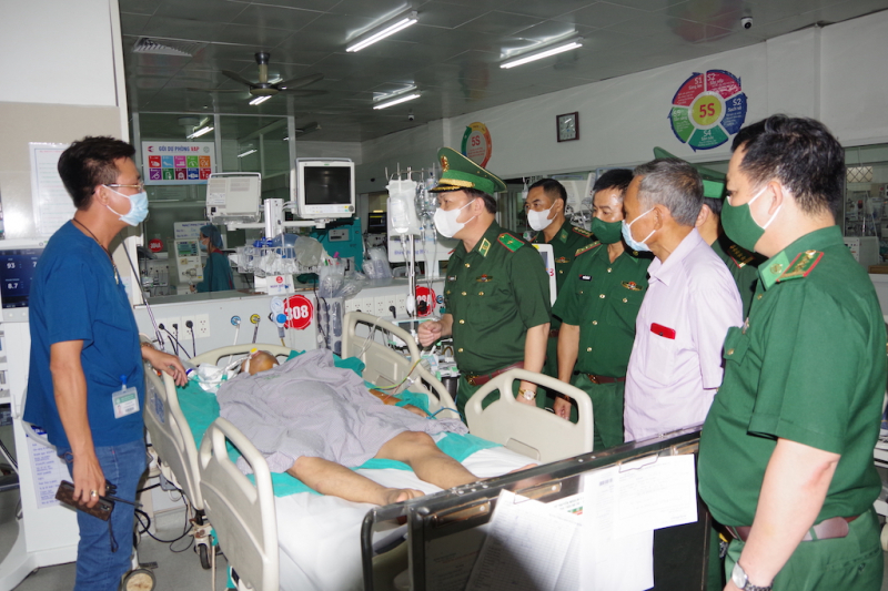 Thiếu tướng Trần Văn Bừng, Chủ nhiệm Chính trị BĐBP thăm, động viên gia đình Thiếu tá Nguyễn Văn Chương.