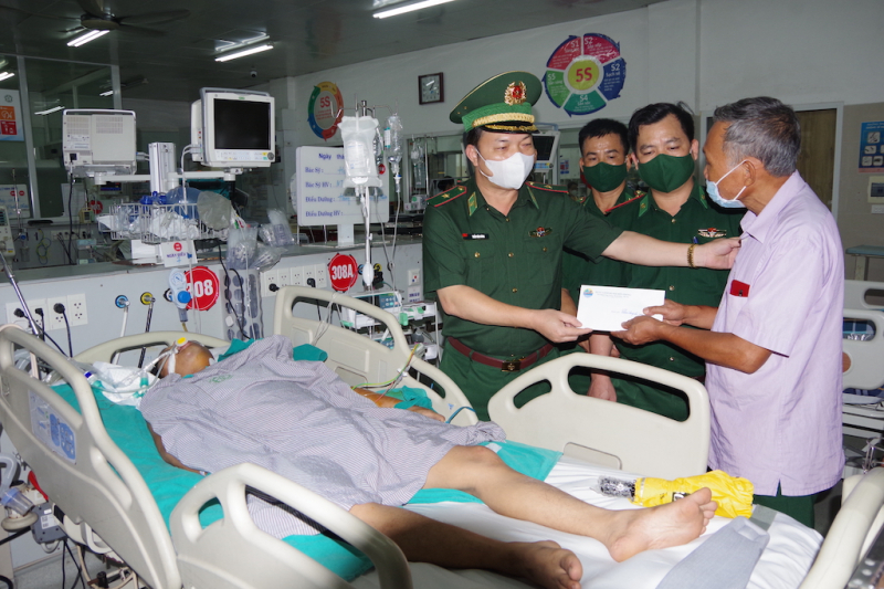 Thiếu tướng Trần Văn Bừng, Chủ nhiệm Chính trị BĐBP thăm hỏi và trao hỗ trợ của Đảng ủy, Bộ Tư lệnh BĐBP cho gia đình Thiếu tá Nguyễn Văn Chương.