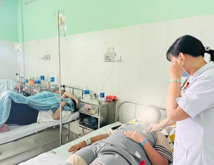 Bệnh nhân bị ngộ độc sau khi ăn bánh mì Phượng nằm điều trị tại Bệnh viện Đa khoa Vĩnh Đức