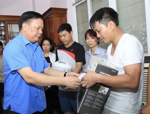 Chiều 13/9, Bí thư Thành ủy Hà Nội Đinh Tiến Dũng đã đến thăm hỏi, động viên và trao quà hỗ trợ các nạn nhân vụ trong vụ cháy chung cư mini tại số 37 ngách 29/70 phố Khương Hạ, quận Thanh Xuân.