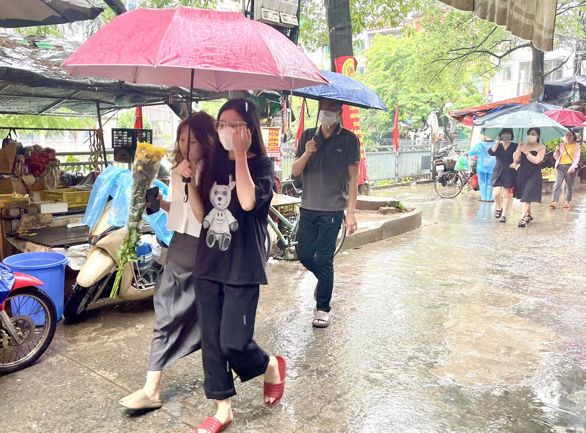 View - Người dân đội mưa đến thắp hương cho nạn nhân vụ cháy chung cư mini