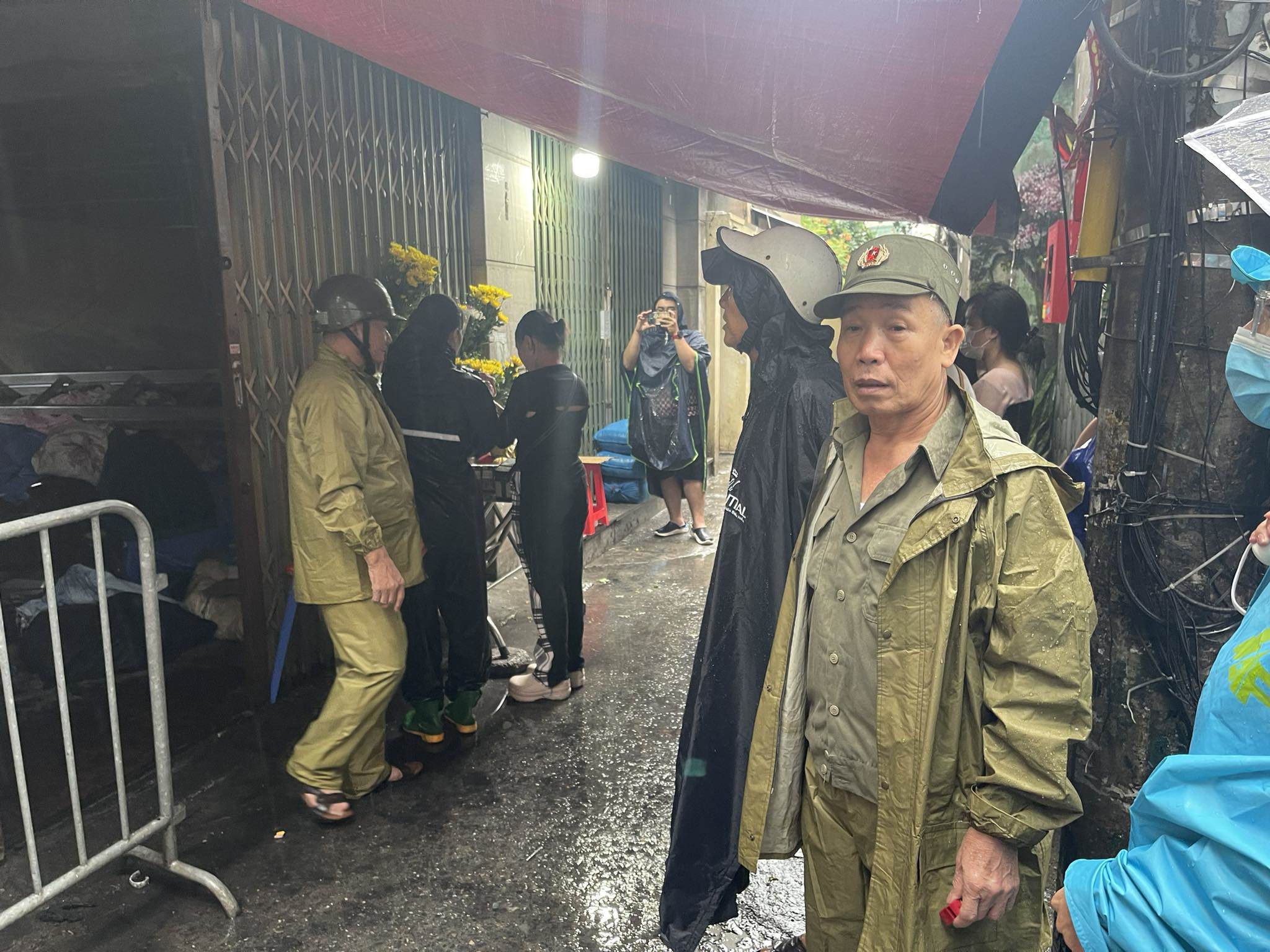 View - Người dân đội mưa đến thắp hương cho nạn nhân vụ cháy chung cư mini