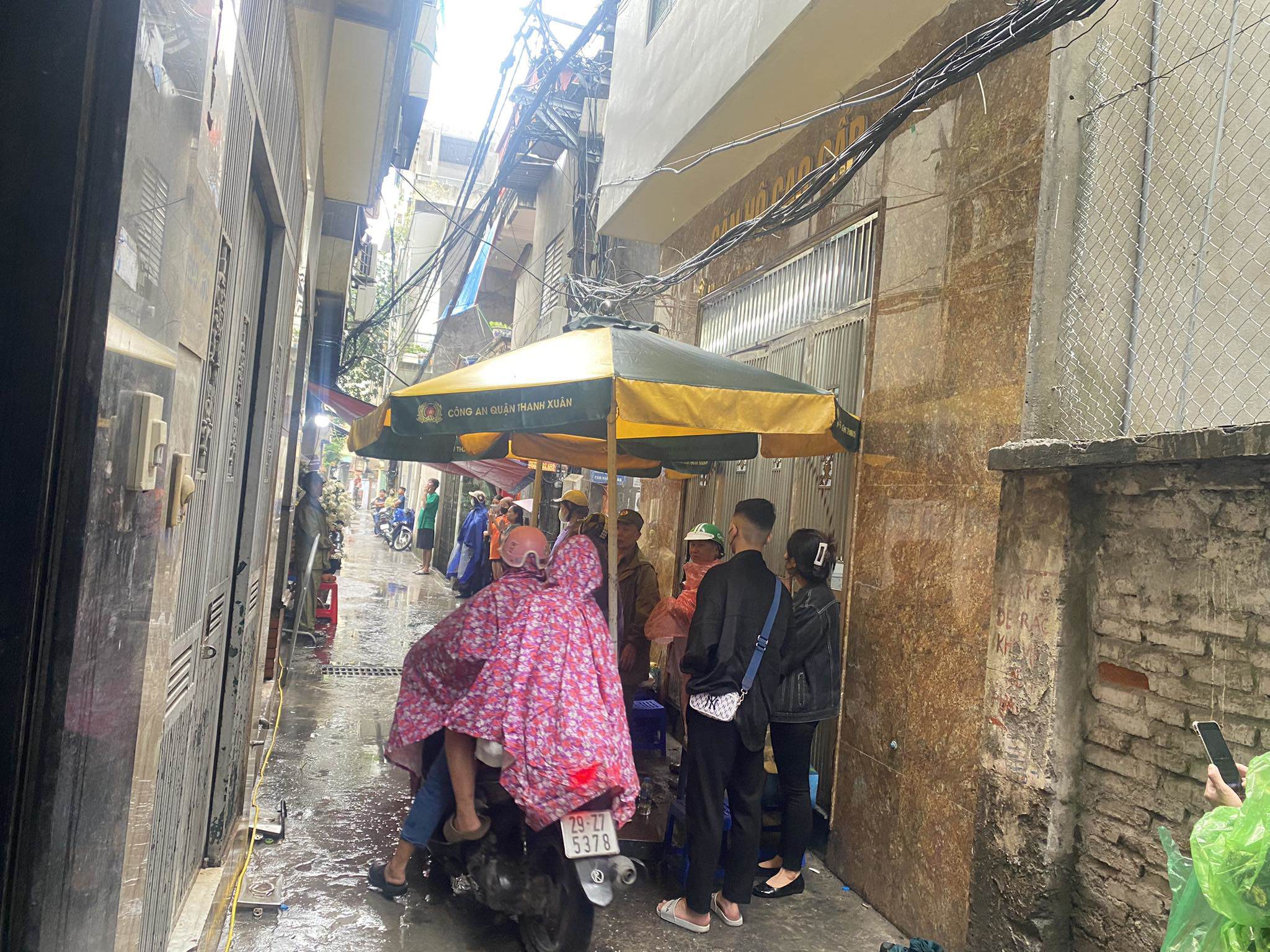 View - Người dân đội mưa đến thắp hương cho nạn nhân vụ cháy chung cư mini