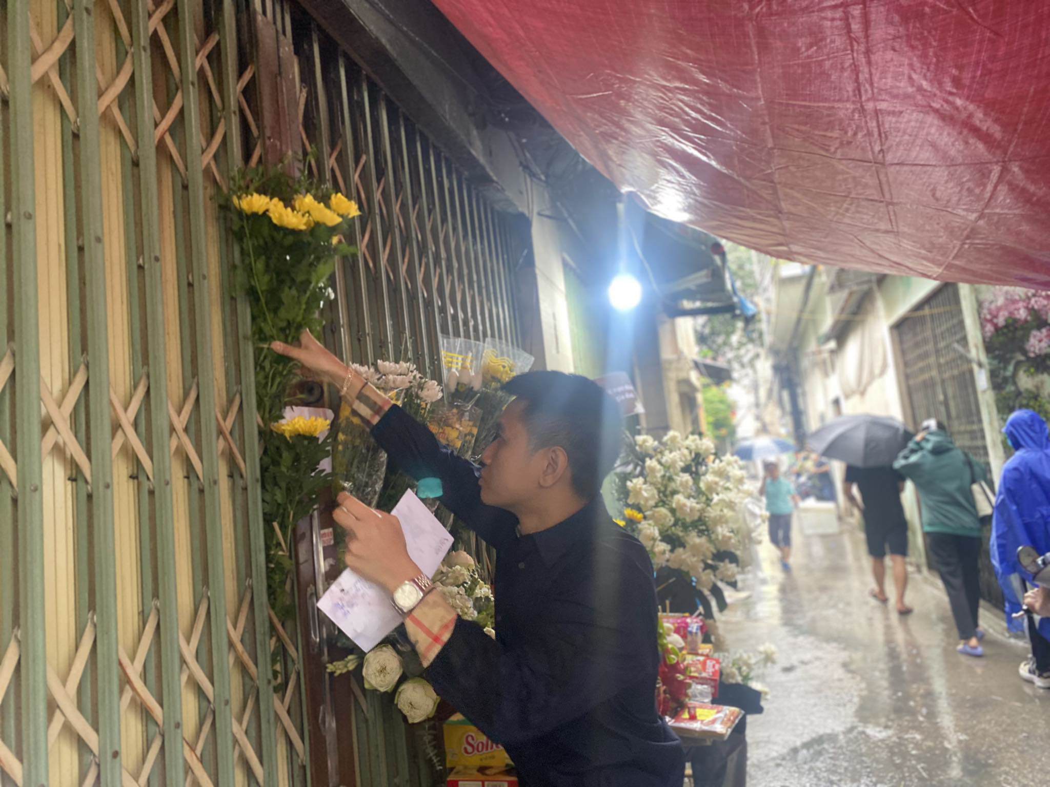 View - Người dân đội mưa đến thắp hương cho nạn nhân vụ cháy chung cư mini