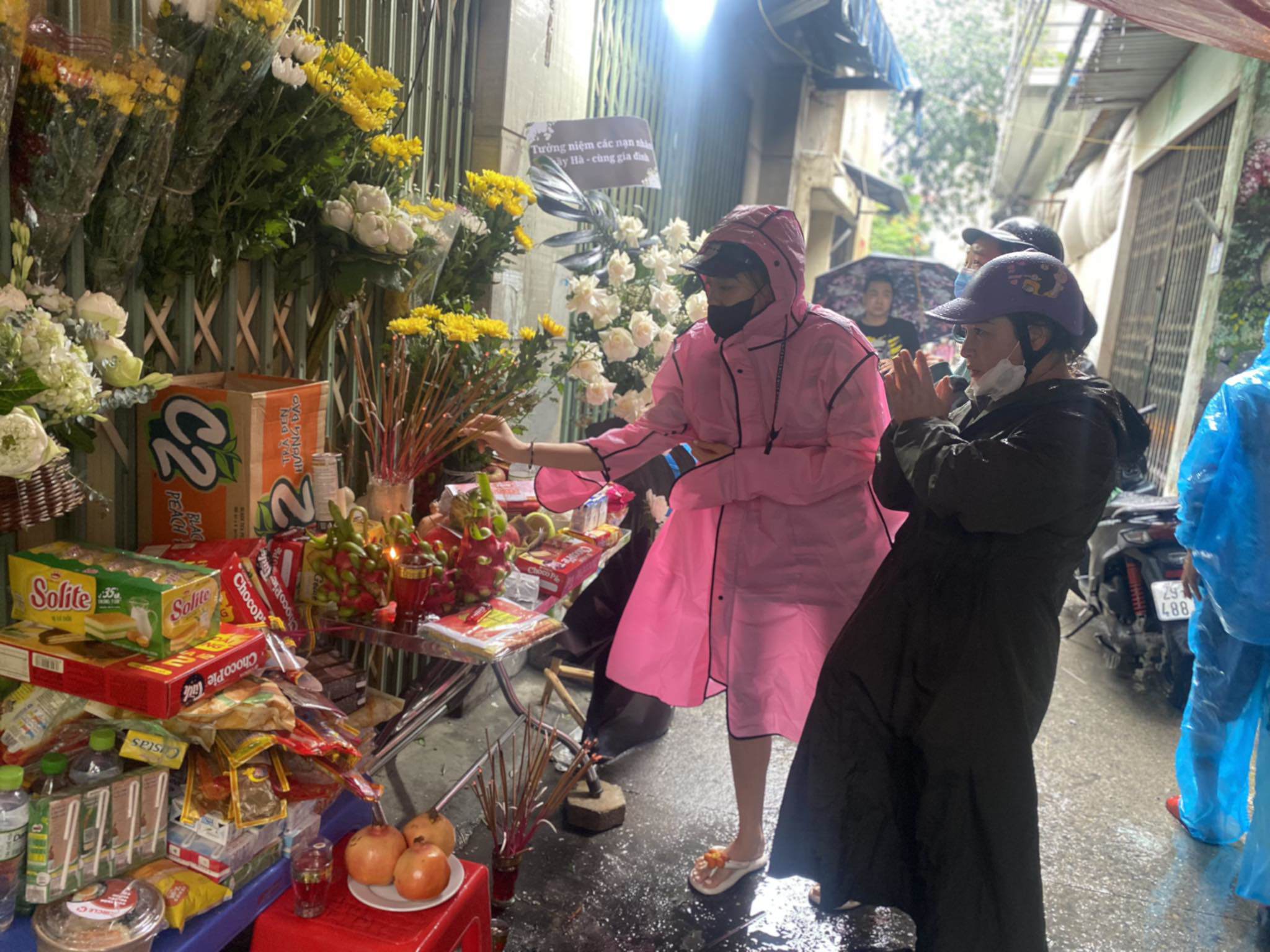 View - Người dân đội mưa đến thắp hương cho nạn nhân vụ cháy chung cư mini