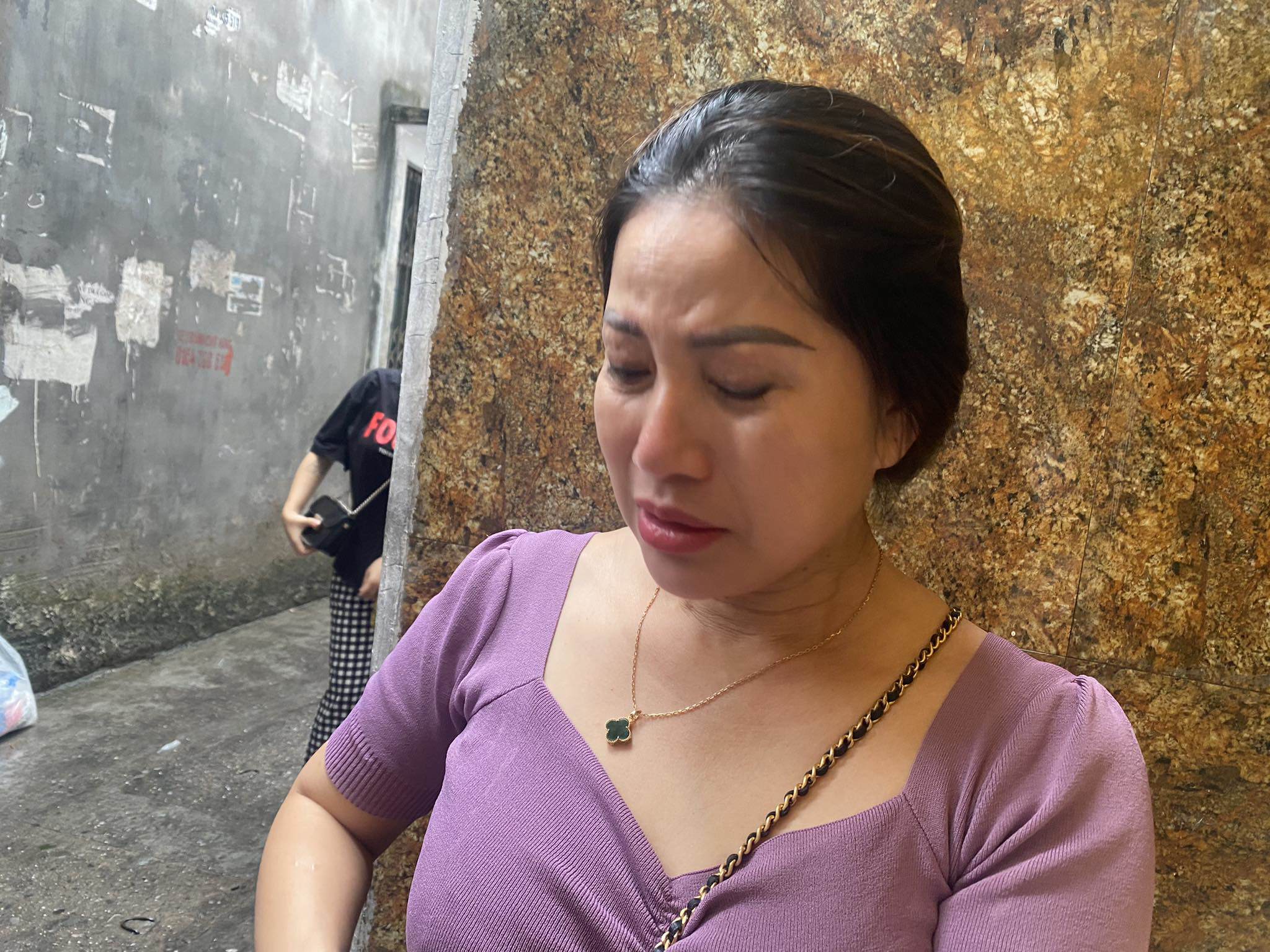 View - Người dân đội mưa đến thắp hương cho nạn nhân vụ cháy chung cư mini