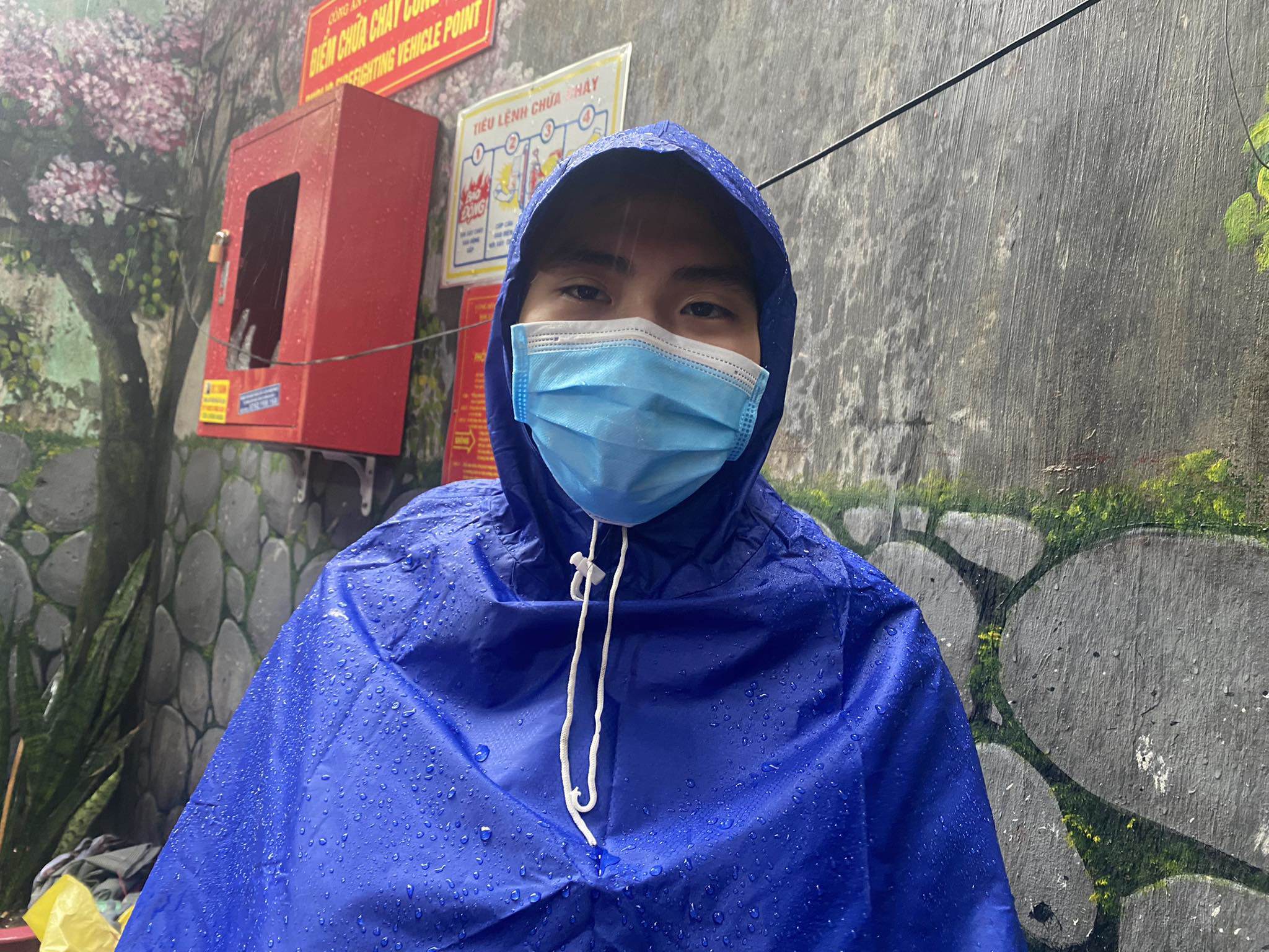 View - Người dân đội mưa đến thắp hương cho nạn nhân vụ cháy chung cư mini