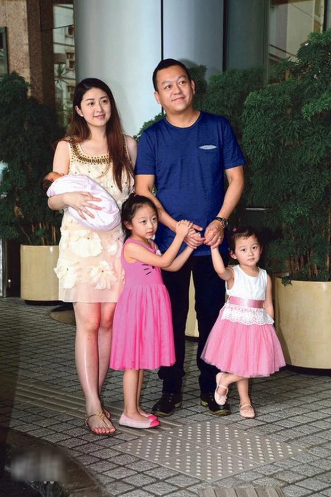 Sau đó, cô tiếp tục sinh thêm 1 công chúa cho chồng.