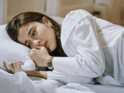 Bà bầu - Ốm 3 ngày không ai hỏi han, bà hàng xóm nhìn mặt tôi nói mấy câu khiến mẹ chồng ngượng ngùng