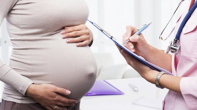 Bà mẹ mang thai cần được xét nghiệm sàng lọc viêm gan B, giang mai, HIV sớm.