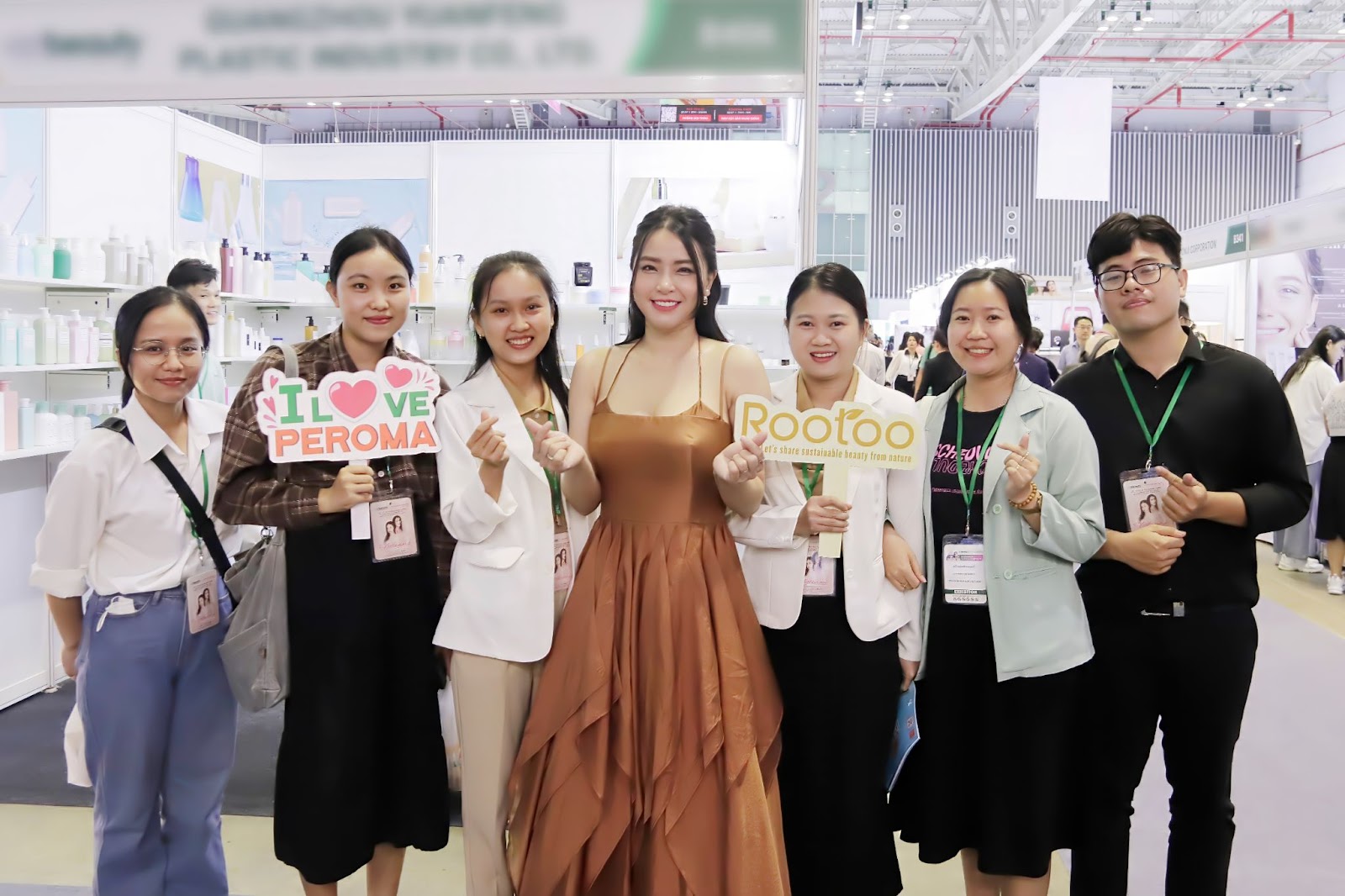Các bạn trẻ gen Z khá quan tâm đến thương hiệu mỹ phẩm thuần tự nhiên Rootoo tại triển lãm VietBeauty Cosmo 2023
