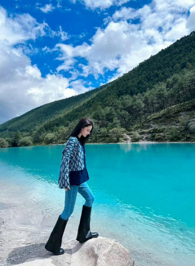 View - Trương Hinh Dư - Sướng như tình địch Phạm Băng Băng, lấy chồng cực phẩm, ngồi xổm chụp hình cho vợ