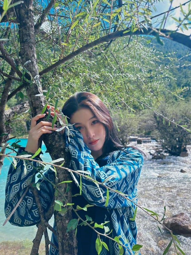 View - Trương Hinh Dư - Sướng như tình địch Phạm Băng Băng, lấy chồng cực phẩm, ngồi xổm chụp hình cho vợ