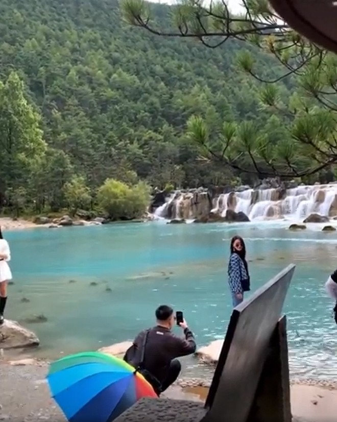 View - Trương Hinh Dư - Sướng như tình địch Phạm Băng Băng, lấy chồng cực phẩm, ngồi xổm chụp hình cho vợ