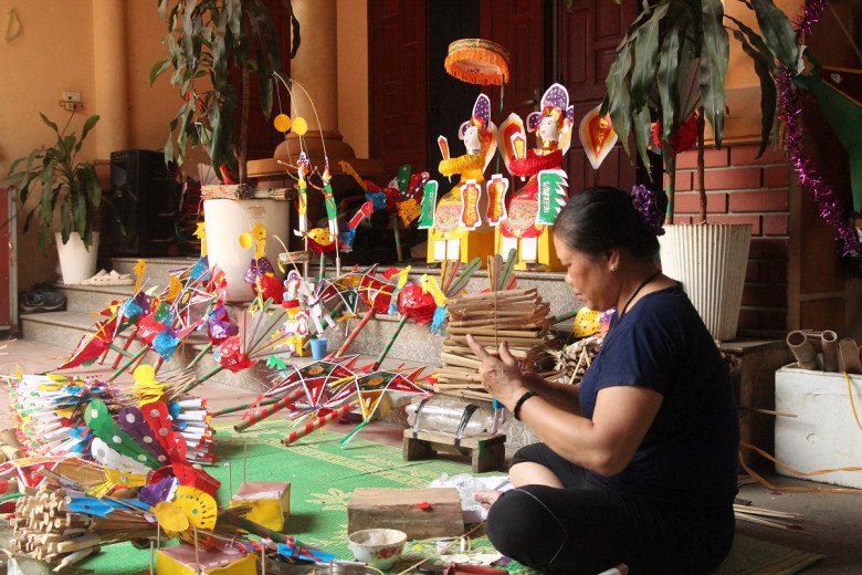 View - Nữ nghệ nhân làm đồ chơi trung thu truyền thống: Cả năm có một tháng kiếm ăn nhưng ý nghĩa phía sau mới quan trọng