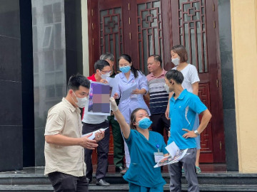 Tin tức 24h: Nhói lòng khoảnh khắc ở nhà tang lễ sau vụ cháy chung cư mini khiến 56 người tử vong ở Hà Nội