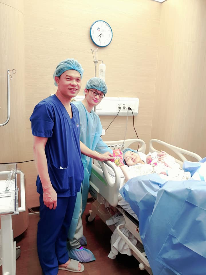 Tiến sĩ - Bác sĩ Bùi Chí Thương thăm hỏi một sản phụ mới sinh.
