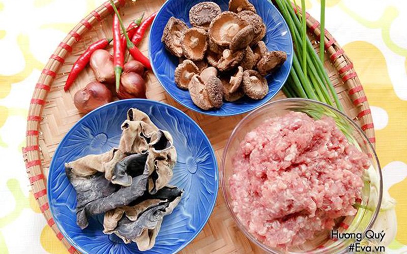 Nguyên liệu: - Thịt băm: 300gr - Nấm hương: 10 cái - Mộc nhĩ: 4 cái - Hành khô: 1 củ - Hành hoa: 2 nhánh - Gia vị: bột nêm, bột canh, mì chính, dầu ăn, hạt tiêu.
