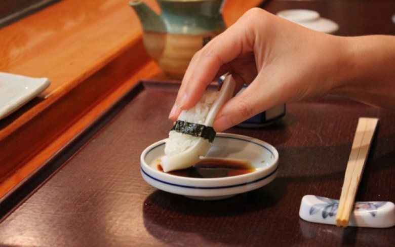 Cách thưởng thức sushi chuẩn người Nhật: Nên dùng đũa hay ăn bằng tay không?