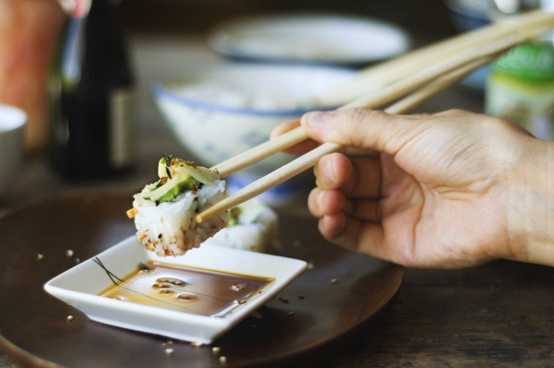 Cách thưởng thức sushi chuẩn người Nhật: Nên dùng đũa hay ăn bằng tay không? - 1