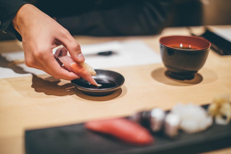 Cách thưởng thức sushi chuẩn người Nhật: Nên dùng đũa hay ăn bằng tay không? - 4