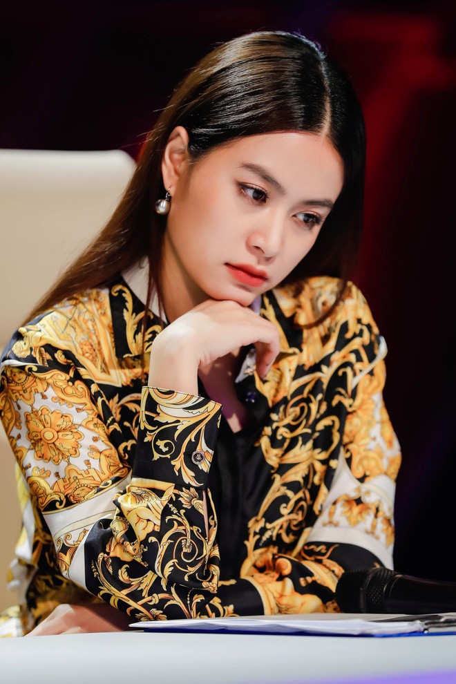 Hoàng Thùy Linh nhiều lần gây tranh cãi với giọng hát live.