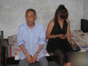 Làm vợ - Bắt quả tang vợ ngoại tình với cụ ông 73 tuổi, lời ông cụ nói khiến anh chồng choáng váng