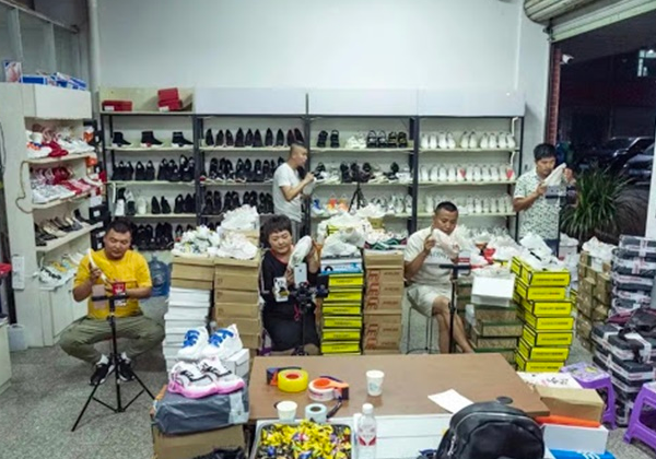 Làng Beixiazhu gần như không ngủ, họ phát sóng cả ngày, và xe vận chuyển hàng hoá di chuyển khắp cả ngày đêm.