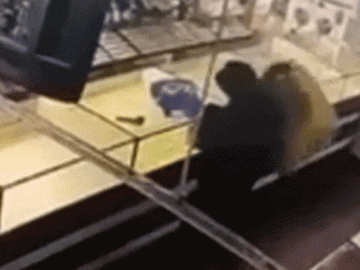 Clip: Nữ nhân viên liều mạng chộp lấy súng của tên cướp và cái kết