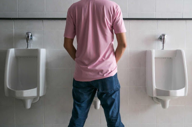 Nếu nam giới thường xuyên buồn đi vệ sinh, dòng nước tiểu yếu dần và mất nhiều thời gian hơn để "xả" hết, đây có thể là dấu hiệu của bệnh tuyến tiền liệt. Có 2 vấn đề về tuyến tiền liệt cần được kiểm tra.
