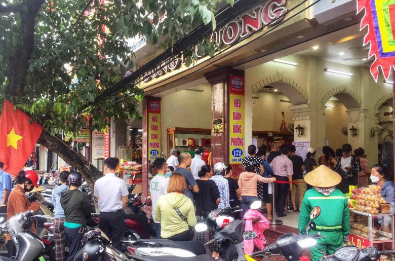4 tiệm bánh Trung thu cổ truyền cực lâu đời: Giữ nguyên vị truyền thống, khách xếp hàng tắc cả đường - 5