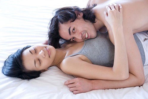 Tác động mạnh vào ngực khi ân ái có thể làm tổn thương vòng 1. (Ảnh minh họa)