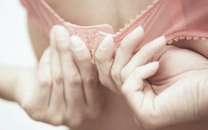 Mặc đồ lót quá chật thường xuyên có thể làm tổn thương mô vú. (Ảnh minh họa)