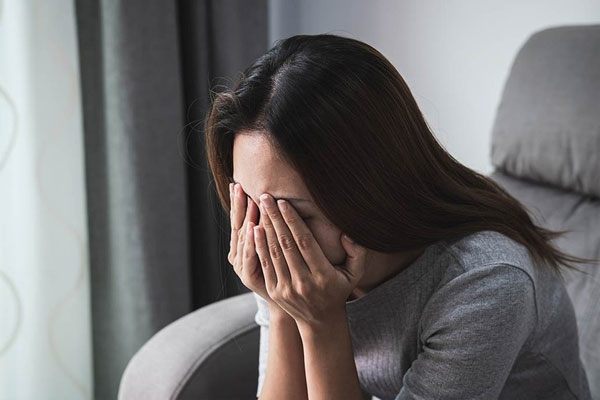 Giờ tôi như người đứng giữa ngã 3 đường, không biết phải bước về hướng nào. (Ảnh minh họa)