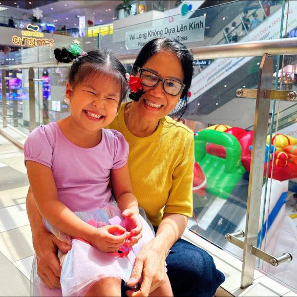 Lê Phương khoe mẹ chồng và con gái.