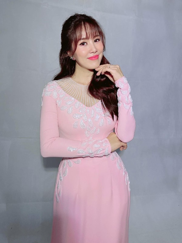 Lê Phương thời gian đầu không được lòng mẹ chồng nhưng nhờ lối ứng xử khéo léo tinh tế, cô đã lấy lòng được phụ huynh của chồng.