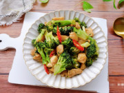 Bếp Eva - Cây này có giá 60.000 đồng/kg bán đầy chợ nhưng lại là "thần dược sức khoẻ", đem xào thịt gà ngon xoắn lưỡi