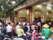 Lifestyle - 4 tiệm bánh Trung thu cổ truyền cực lâu đời: Giữ nguyên vị truyền thống, khách xếp hàng tắc cả đường