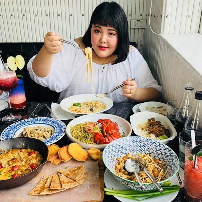 ​​​​​​Trung bình, một người phụ nữ cần ăn khoảng 2.000 calo mỗi ngày để duy trì cân nặng và 1.500 calo mỗi ngày để giảm một pound cân nặng mỗi tuần. Chị em có thể tham khảo để điều chỉnh chế độ ăn cho phù hợp. 