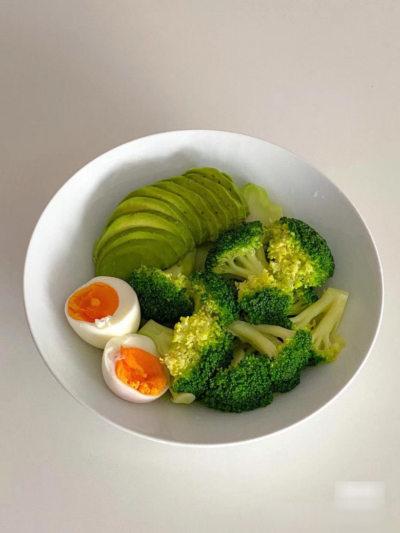 Một quả trứng lớn cung cấp khoảng 6 gram protein. Bạn cũng sẽ nhận được natri, vitamin D, khoáng chất và một số chất chống oxy hóa để giúp chống lại tổn thương do viêm.