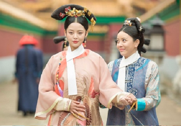 Trông chúng có vẻ khá “thừa thải” với các bộ trang phục sặc sỡ của các phi tần.