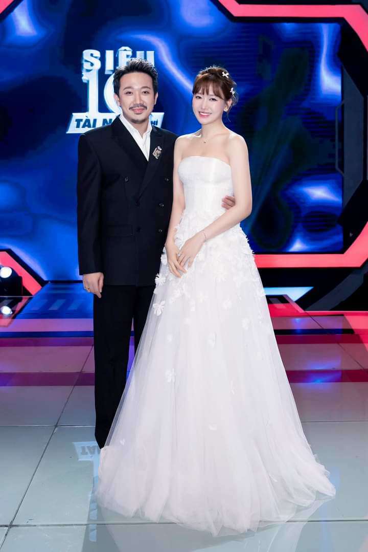 MC Trấn Thành rất yêu thương và tự hào về Hari Won. 