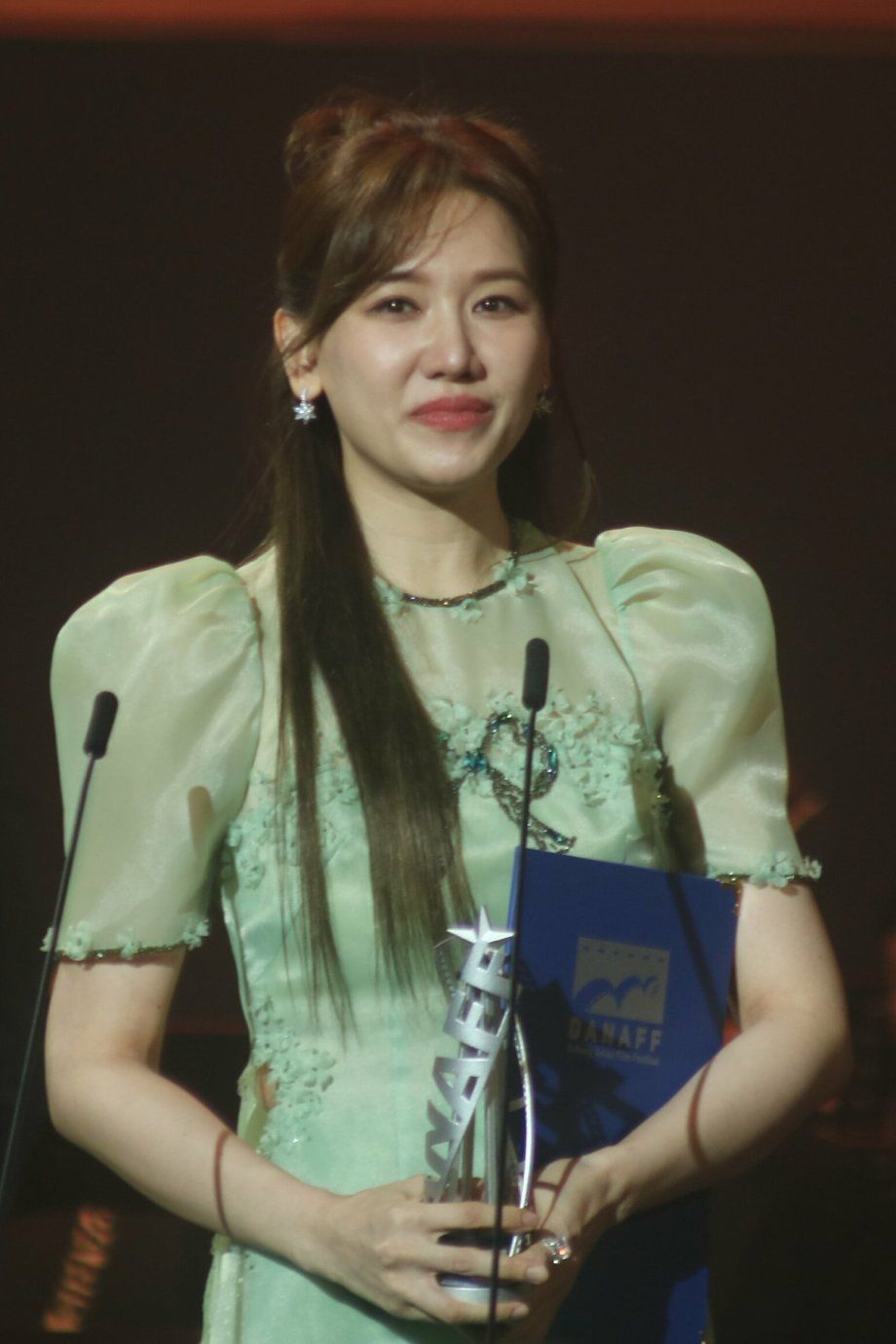 Hari Won nhận cúp giúp chồng.