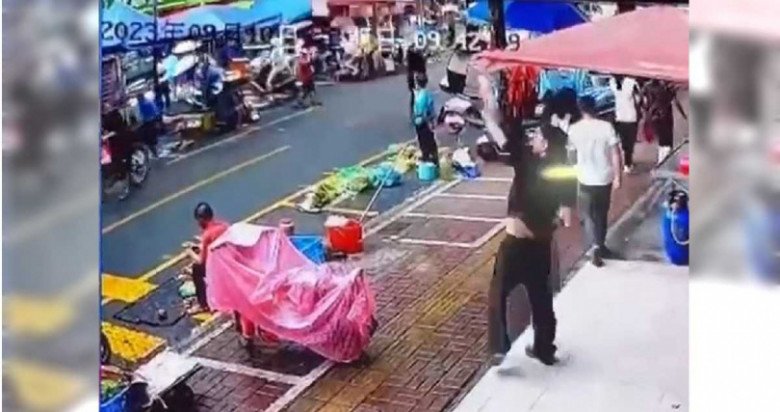 Chàng trai tung tiền lên trời trước sự chứng kiến của những người qua đường