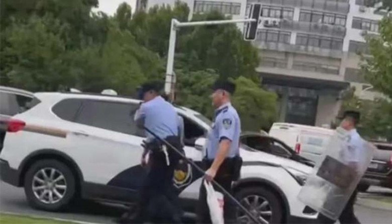 Cô giáo xinh đẹp bị bố chồng đâm chết trước cổng trường, nội tình được hé lộ khiến người ta không nói nên lời - 1