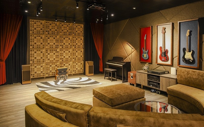 Một căn phòng đặc biệt trong cơ ngơi của thành viên nhóm The Men. Tại phòng đa chức năng này, Lê Hoàng có thể thu âm, tập nhạc, xem phim, hát karaoke tại nhà.
