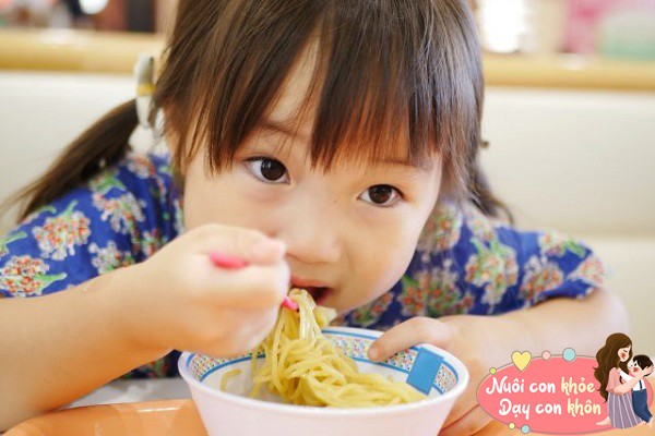 Mẹ có thể cho trẻ ăn nhiều sữa, trứng, cà rốt và các thực phẩm khác giàu vitamin A trong chế độ ăn hàng ngày.