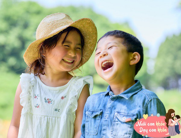 Môi trường sống thoải mái, tinh thần lạc quan giúp trẻ phát triển tốt.